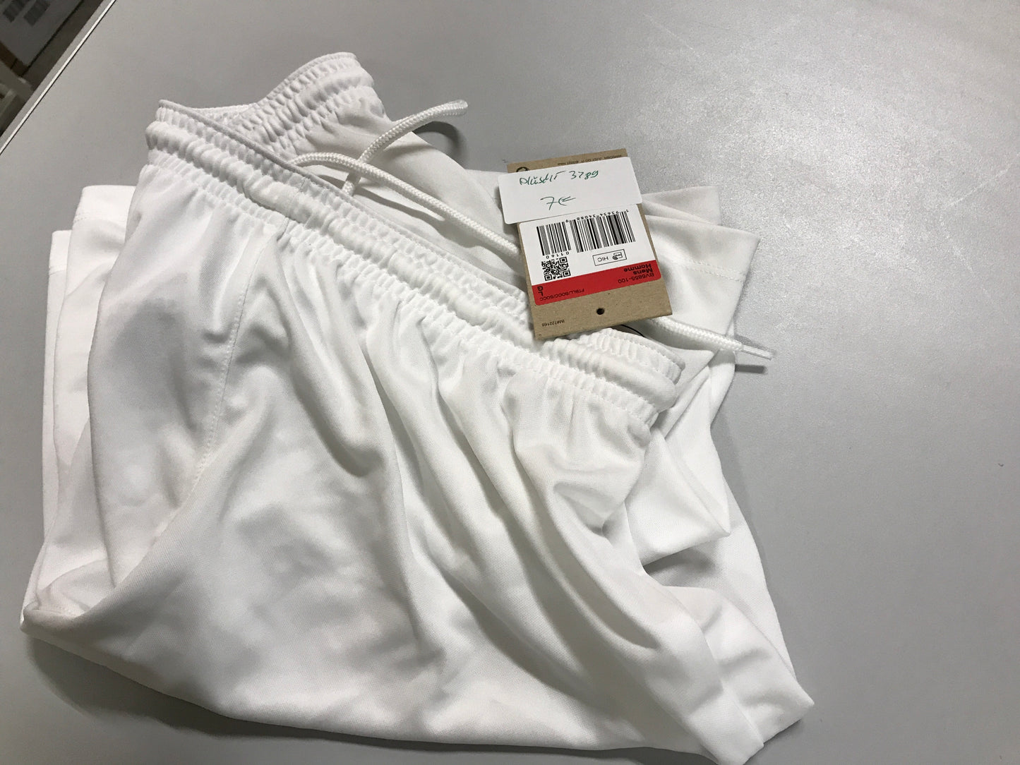Box 36 Nike Hose kurz Plüschi